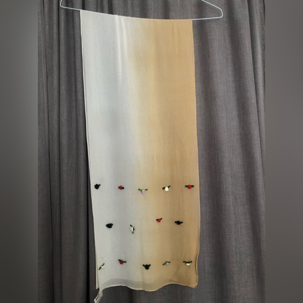 Beige&White Natural Silk Shawl With Miniature Roses Appliqué